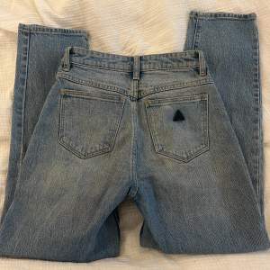 Jeans från Abrand Jeans med väldigt fin formande passform. Köpta för 900kr på jeansbolaget men har inte kommit till användning. 
