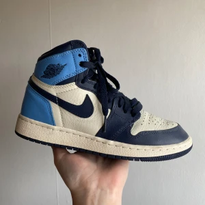 Jordan 1 ”OBSIDIAN” High - Köpte dessa för 4 års sedan, men knappt använda, köpte dem för runt 5000kr💙 Nike air jordan 1 retro high of university blue ”obsidian” 