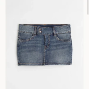 Mini jeanskjol - Finaste kjolen från H&M 😍🙌🙌 lite y2k vibes!! passar perfekt på mig som vanligtvis har 34/36 💓😇