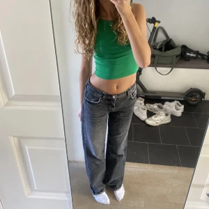 Gråa jeans  - Säker dessa jättesnygga lågmidjade gråa jeansen från Zara😍De är klippta längst ner pga av att dom var för långa, men ger bara en fin detalj! Nypris: 400kr