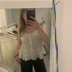 Topp med volananger  - Jättegullig topp med volanger och brodyr. Strl 34 men passar även 36. 