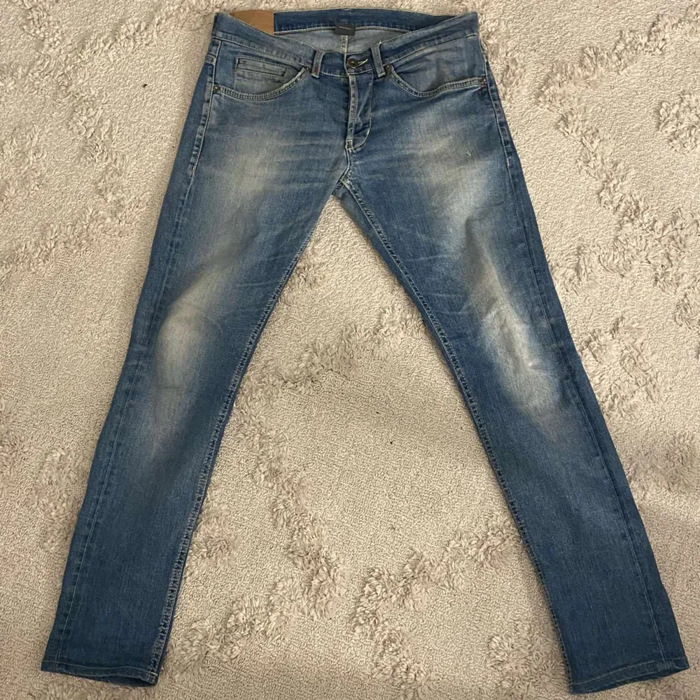 Tja! Säljer dessa Dondup jeans i nyskick 9,5/10. Nypris ca 4200. Modellen e George och är i storlek 32. Säljer för 899. Skriv vid frågor samt funderingar!. Jeans & Byxor.