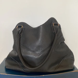 Svart handväska  - Rymlig handväska, skriv för fler bilder eller frågor:)