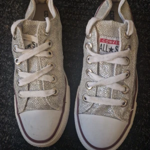 glitter converse 🐆 - Säljer för de är inte min storlek. De är i bra skick. De passar till många tillfällen. Som fest eller bara vardaligt💞