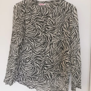 Zebra mönstrad blus  - Säljer för att den är för stor för mig💞 men är i bra sick och är nöstan oanvänd. 