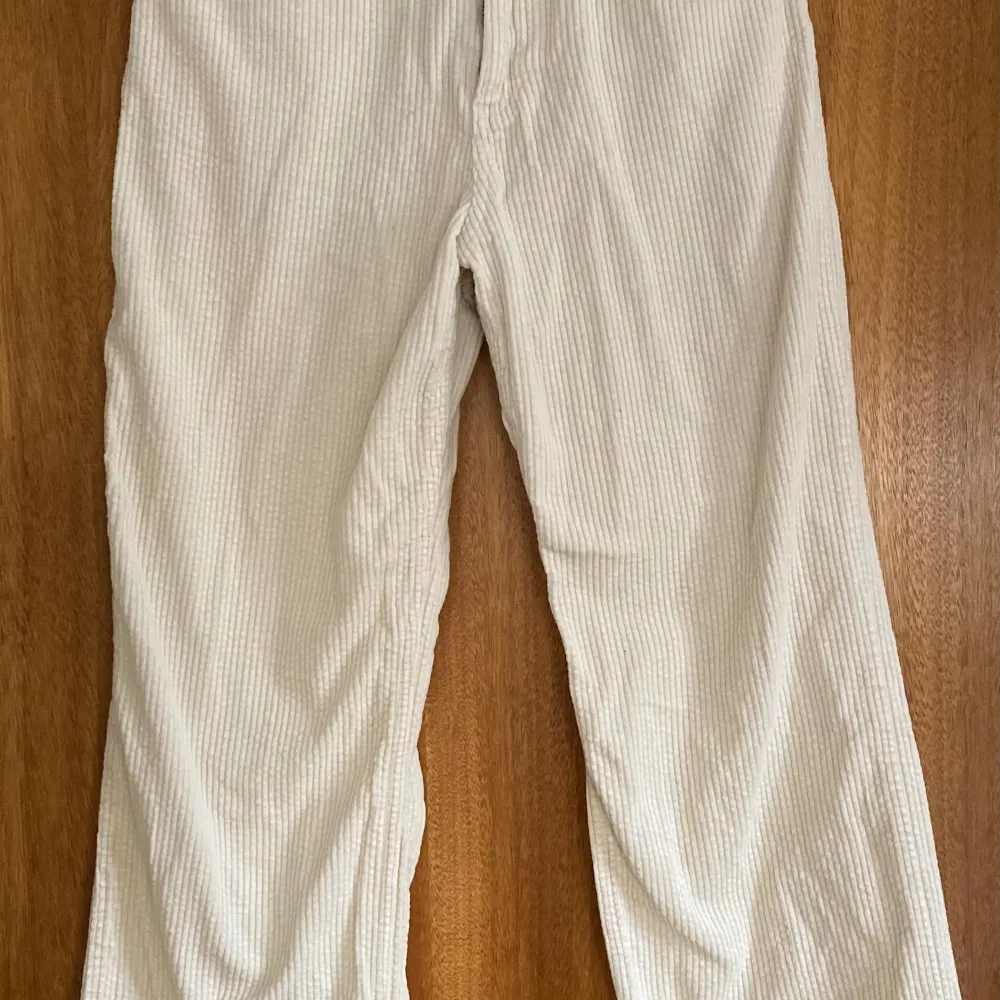 Frächa och knappt använda vita manchesterbyxor från Lindex för dig mellan 12-14 år. Meddela om ni behöver mer information eller bilder!. Jeans & Byxor.