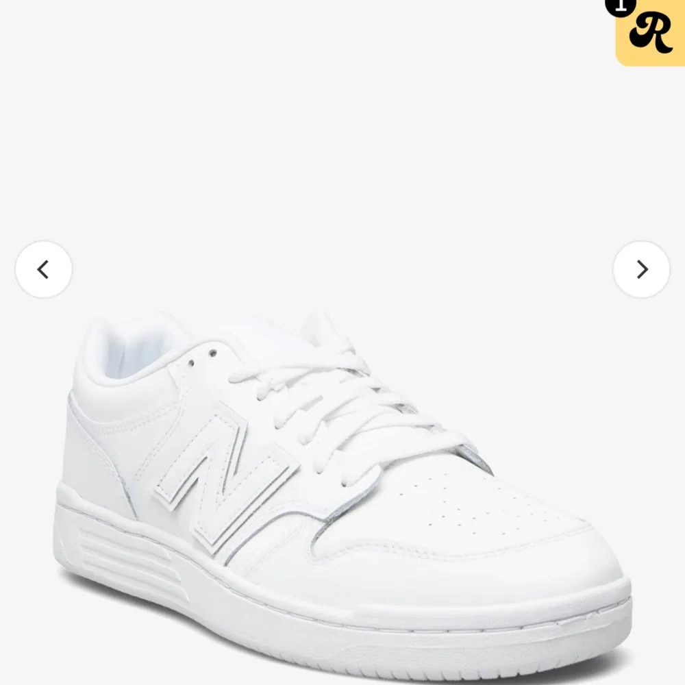 Säljer ett par helt nya vita  new balance skor då dom inte passade mig 💕. Skor.