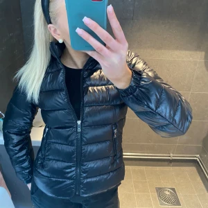 Jacka mango  - Superfin jacka från mango som tyvärr inte kommer till användning. Strl M men är väldigt liten i storleken🩷