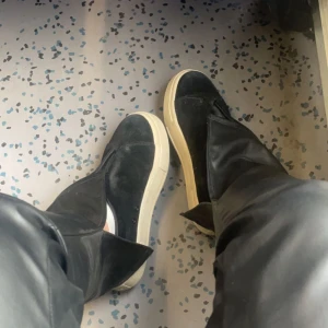 Eytys skor - Säljer jätte fina eytys skor, strl 39 men passar mig som har strl 38 också. Jätte fint nu till våren, fint skick, någorlunda smutsiga men går enkelt att putsa upp dem! Skriv om ni har frågor💞de lägsta jag kan sälja för är 700.