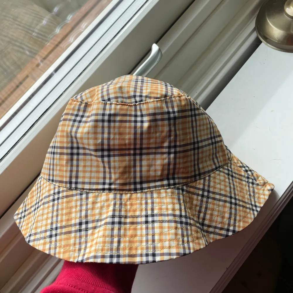 Mönstrad Bucket hat. Märke: Pieces One size Fint begagnat skick.. Accessoarer.