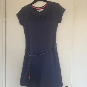 Klänning  - En fin klänning till de lite mer kalla årstiderna. Den är skön och är jätte fin med svarta strumpbyxor. Finns ett band runt som ett bälte. Går att spänna. 