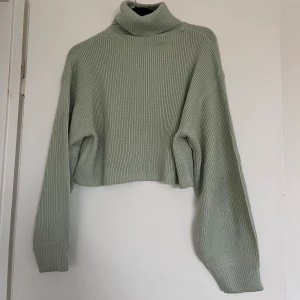 Stickad tröja  - En varm och skön tröja till vintern. Har en lång krage som du själv kan  justera. Ljus grön  