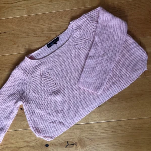 Ljusrosa stickad tröja - Personligen ej använd, men köpt på secondhand så osäker på hur många gånger den använts. Bra skick ändå