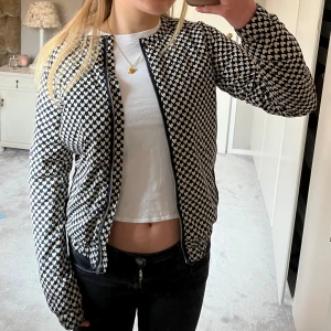 Mönstrad vår jacka - Säljer denna super snygga blå-vita ”jacka” som man både kan ha inomhus och utomhus på våren eller sommaren.❤️passar någon som har xs-s