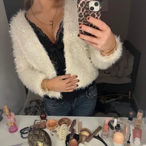 Vit pälsjacka/kofta - Super fin pälsjacka/kofta!❣️Sitter som en xs! priset går givetvis att diskutera❣️