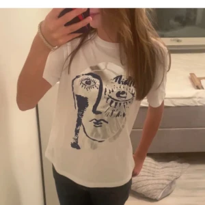 Assnygg tisha från zara  - Sjysst t shirt från zara med blåa och silvriga detaljer men råkade bli för liten❤️❤️
