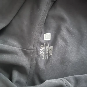 Ralph lauren hoodie  - Svart Ralph lauren hoodie  Strl: L  Säljer pga att den är för stor för mig  Pris går att diskutera  Såklart är den äkta 