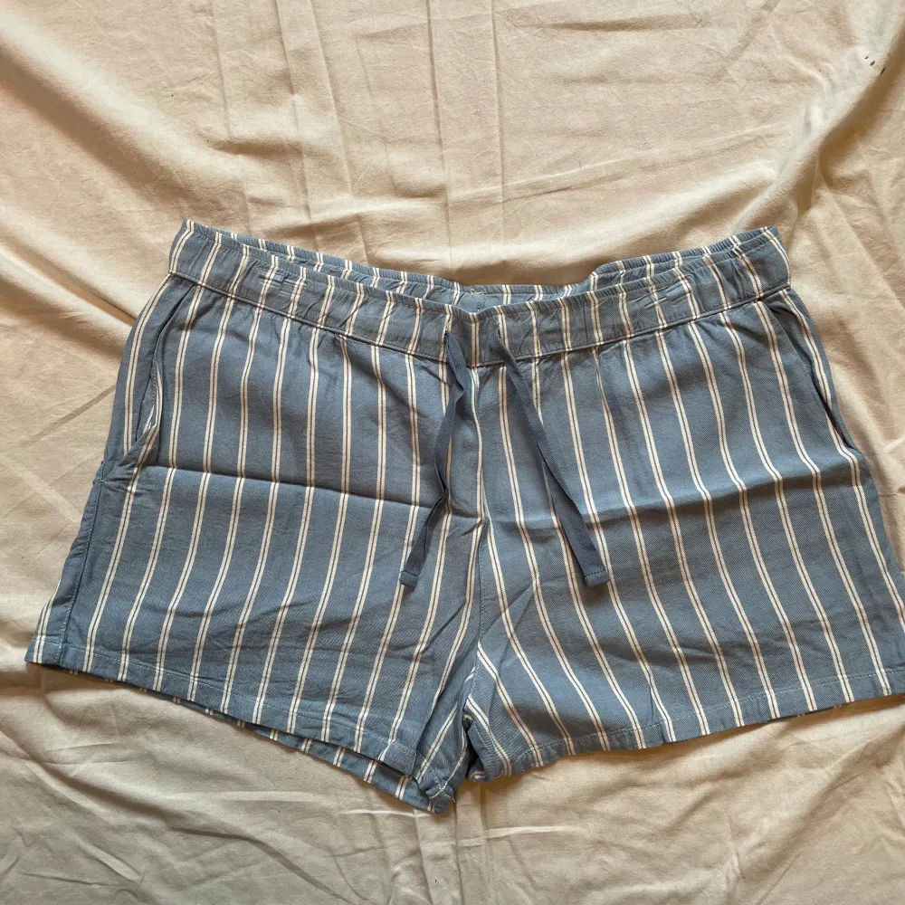 Oanvända pyjamasshorts med fickor och snöre i midjan. Säljs på grund av för liten storlek. . Shorts.