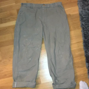 Carhartt carpenter byxor - Byxorna är lite trasiga på botten pårgrund av att ha gått på dem, annars jättefina, de är skrynkliga på bilden eftersom jag inte strykt de, storlek 38x34 så väldigt baggy fit, ordinarie pris 1600, pris 600, det kanske kan prutas ner.