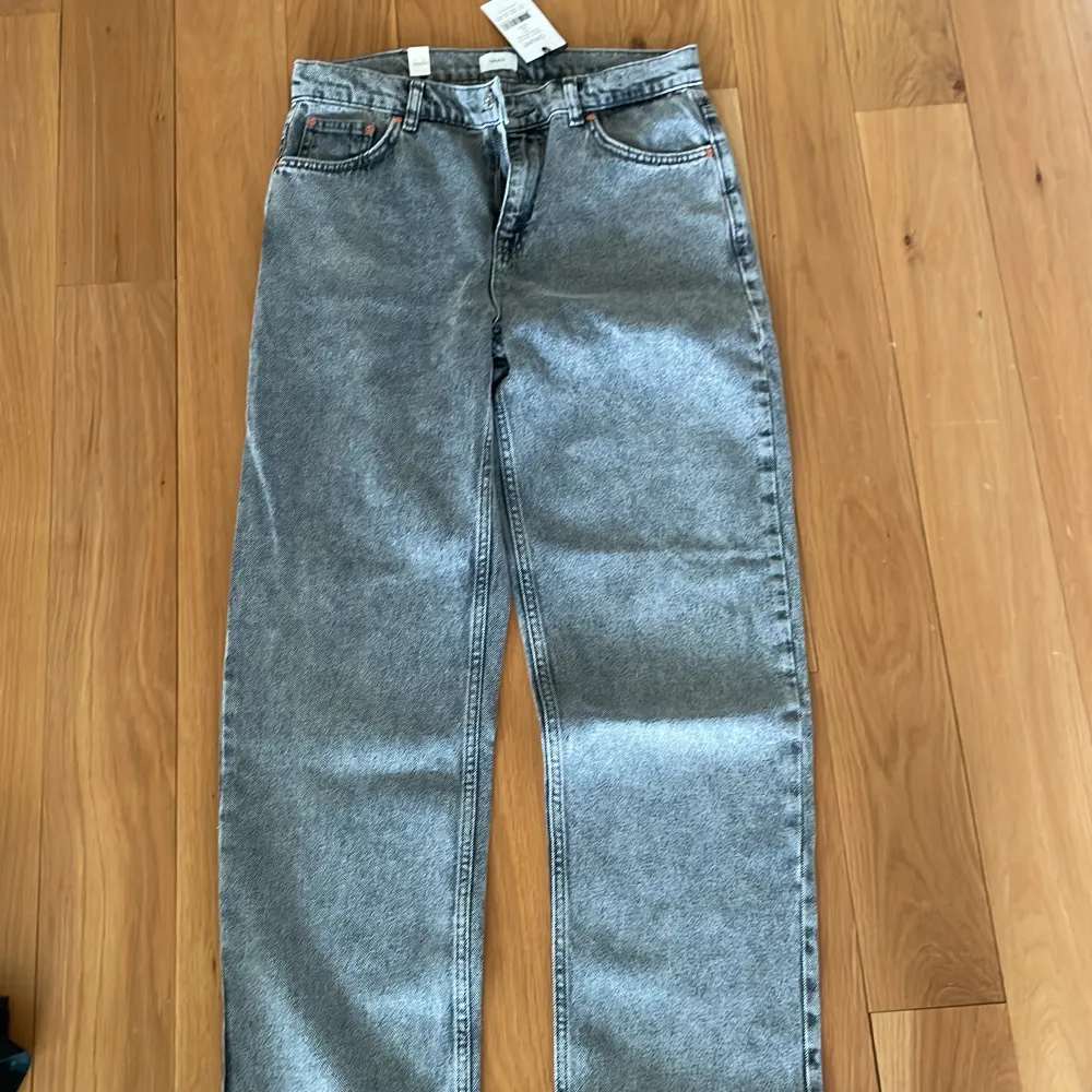 Helt oanvända gråa grunt byxor  Storlek 29. Jeans & Byxor.