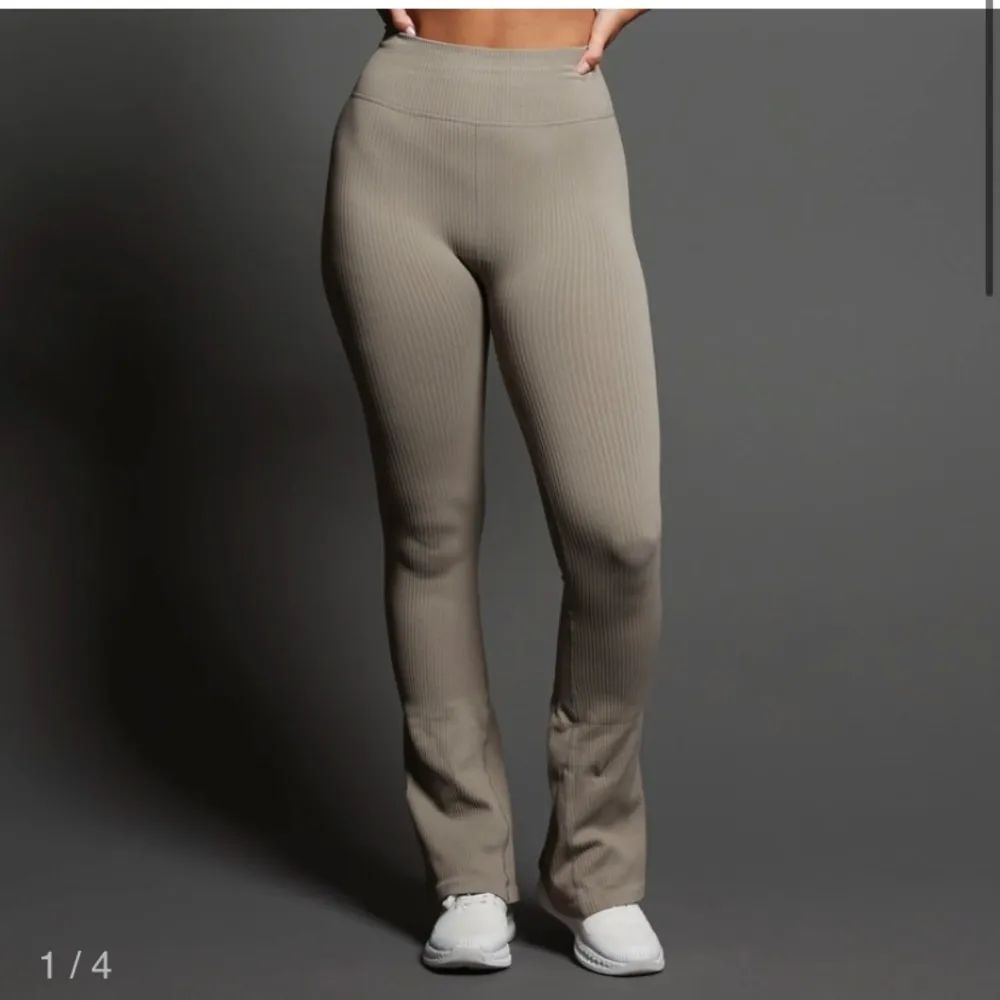 Super fina och bekväma tights/ träningsbyxor. De är utsvävningar vid benet och har en jättefina passform❣️. Jeans & Byxor.