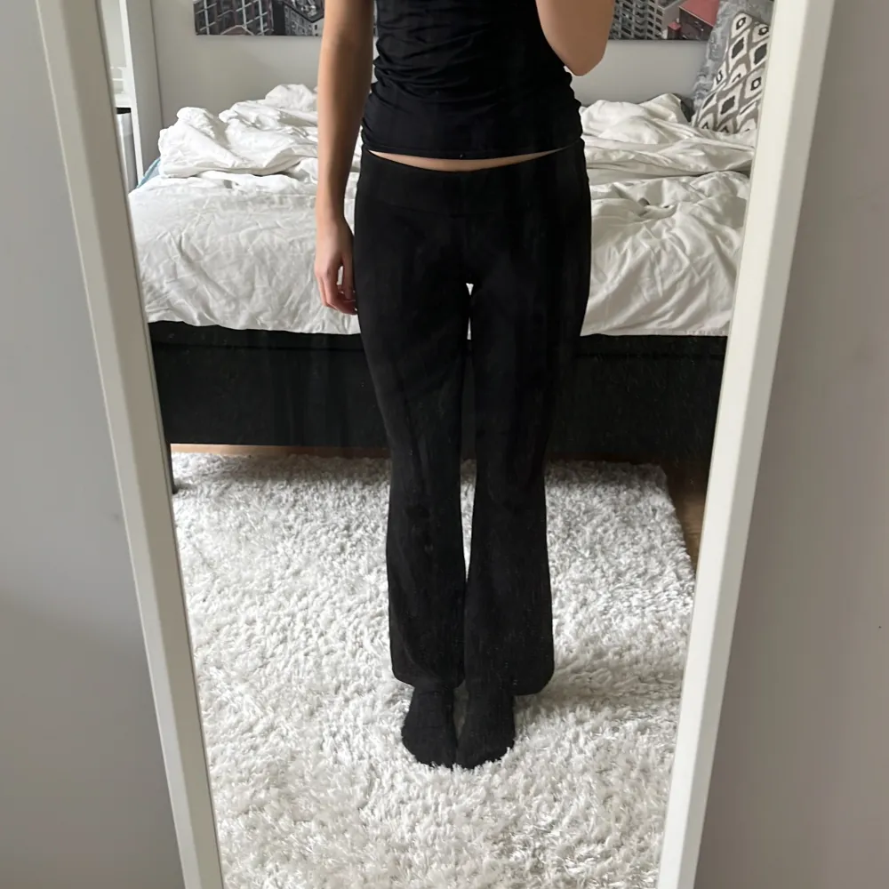 Säljer dessa supersöta svarta lågmidjade yogapants då det har blivit för korta för mig.🥰 Byxorna är i bra skick och har bara använts fåtal gånger❣️❣️pris går att diskuteras❤️‍🔥. Jeans & Byxor.