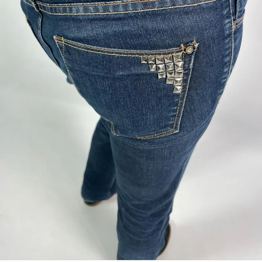 Säljer dessa jeans (lånade bilder) köpta för 600 kr. Säljer de för 350 kr! Hör av er vid frågor! Använd gärna köp nu!❤️ kram! Frakt ingår ej i priset  . Jeans & Byxor.
