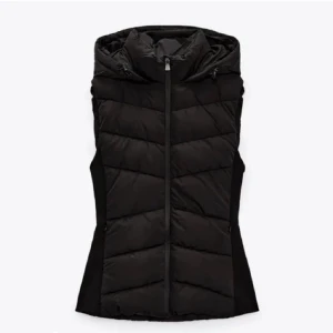 Zara väst  - Säljer för kommer inte till användning, helt ny skick, men lappen är inte på dock, jätte fin på.❤️ köpte för 500, pris kan diskuteras vid snabb affär❤️❤️