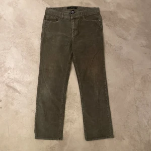 Manchesterbyxor  - Snygga varmt gråa manchester byxor från calvin klein. Dem är 34 i midjan men sitter mer som 31 eller 32. Jag är 180 och de passar perfekt i längden. Bra skick utan fläckar eller slitage.