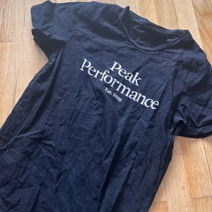  T-shirt - Storlek S, ginst skick då den är lite använd. 