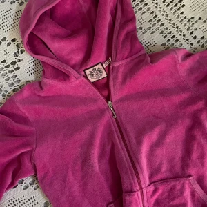 rosa juicy tröja - Säljer denna gamla juicy zip-upen. Storlek M (passar absolut S/XS)💓💕 Super kvalitet. Skickar fler bilder/ Svarar gärna på frågor💕