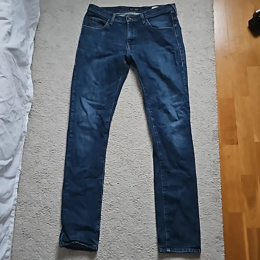 Armani Jeans (J10) i storlek 31, skulle chansa på S eller XS😊 Jättefint skick, ser nya ut! Nypris ca 1000 kr. Jeans & Byxor.