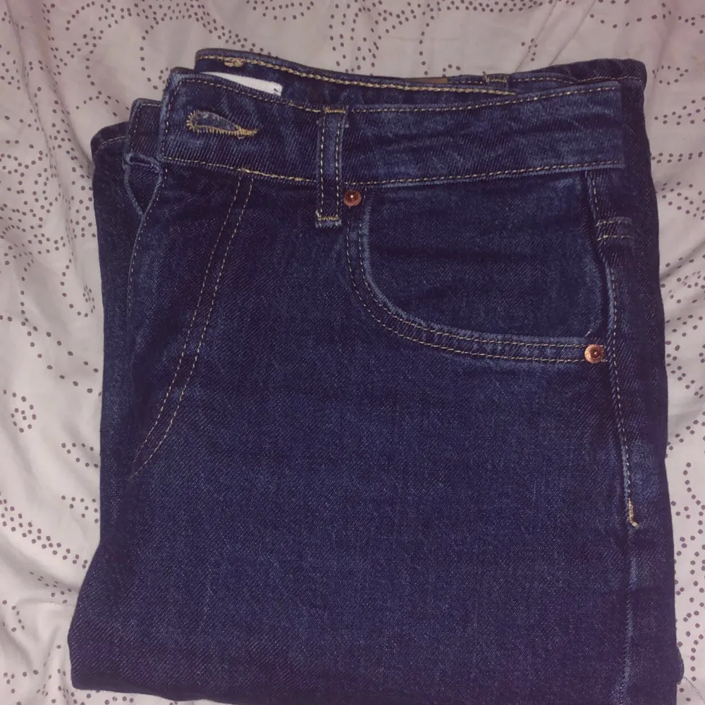 Mörkblåa modwaist  jeans ifrån Gina tricot, strlk 38 tall Är 173 och de passar perfekt i längden. Använda en gång 🫶🏼 De ser svarta ut på bilderna men är mörkblå . Jeans & Byxor.