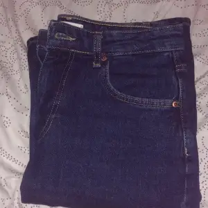 Mörkblåa modwaist  jeans ifrån Gina tricot, strlk 38 tall Är 173 och de passar perfekt i längden. Använda en gång 🫶🏼 De ser svarta ut på bilderna men är mörkblå 