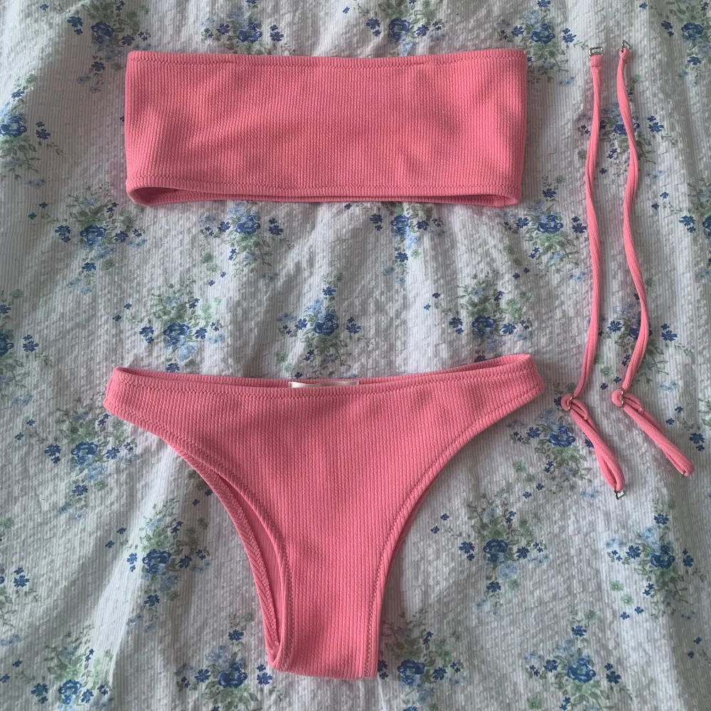 Rosa bandeau bikini från Design by Si. Tillkommer avtagbara, justerbara axelband💖. Övrigt.