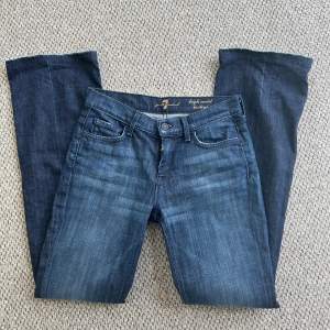 Lågmidjade bootcut jeans från 7 for all mankind Tyvärr passar dom inte på mig💕 Storlek 26