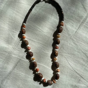 Snyggt pärlhalsband - Supergulligt pärlhalsband! Skriv för fler bilder eller vid frågor💝