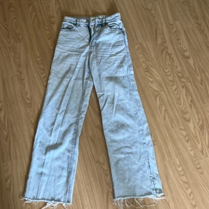 Ljusblå jeans från newyorker  - Ljusblå jeans från newyorker  Bra skick Använts fåtal gånger  Strl:Xxs mer som Xs