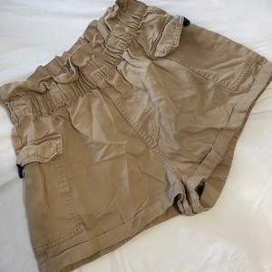 Beiga shorts från H&M perfekta nu till vår och sommar. Storleken är 42 vilken kan ses som S/M