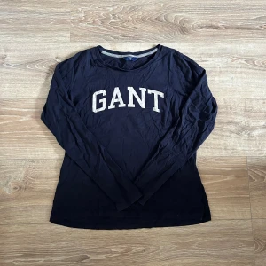 Gant tröja  - En snygg tröja som passar till de mesta. Hör av er vid frågor annars fritt fram att använda ”köp nu”.