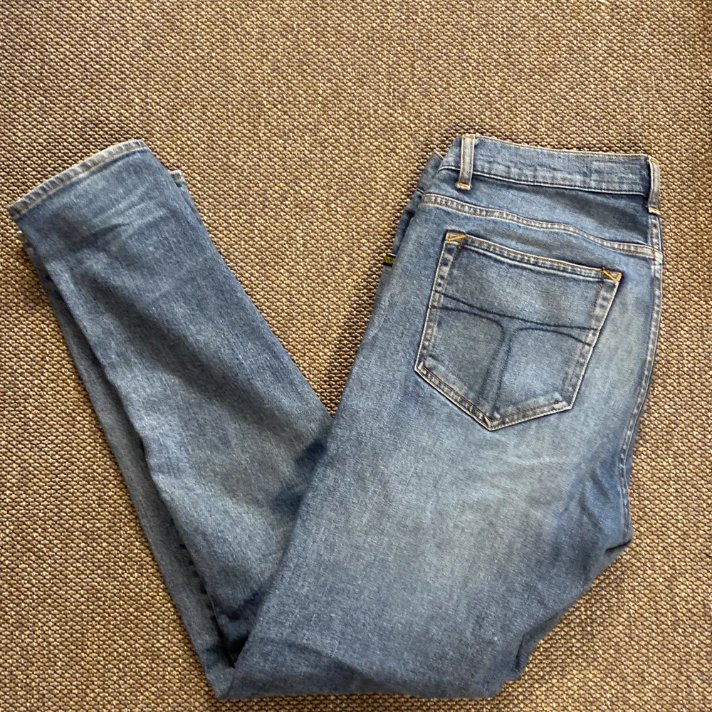 Tiger of Sweden jeans. Väldigt bra skick inga defekter. Storlek 32 32. Modellen är 175. Hör av er vid frågor eller annat.. Jeans & Byxor.