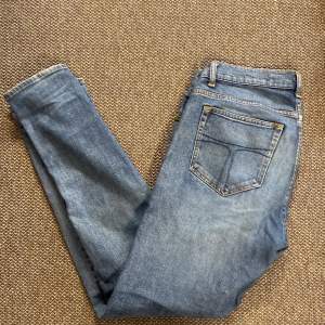 Tiger of Sweden jeans. Väldigt bra skick inga defekter. Storlek 32 32. Modellen är 175. Hör av er vid frågor eller annat.