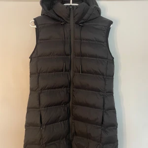 Zara väst - fin lite längrf väst från Zara. Knappt använd så i superfint skick!