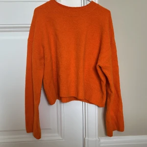 Orange tröja från &otherstories - Cool orange tjocktröja från & Other Stories, storlek S. Gott skick🩷
