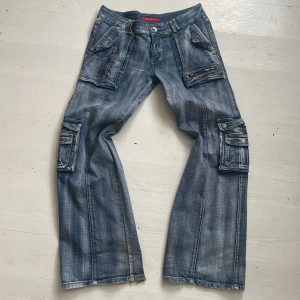 sköna jeans - baggy / flared jeans me crazy wash o grejer. köpta hår på plick, inga konstigheter över huvud taget, ja e 182 o dem sitter bra. lite nedgångna:/ KOM PRIVAT FÖR MÅTT