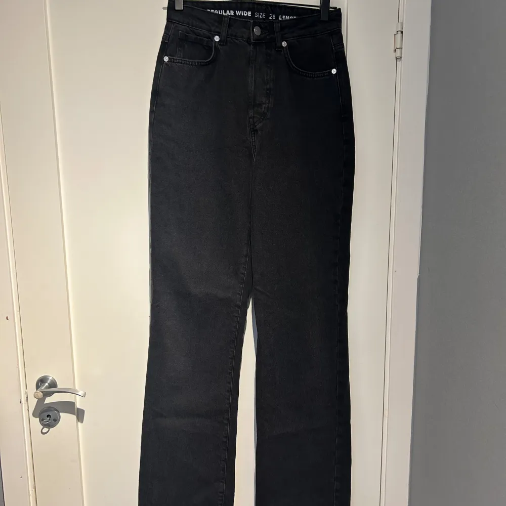 Jeans ifrån BikBok💓modell - JP REGULAR WIDE 980/’21-03💓de är endast testade💓kom privat för fler bilder eller om du har några frågor💓priset kan diskuteras💓. Jeans & Byxor.
