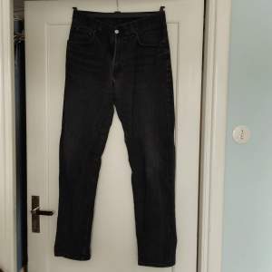 Svarta/mörkgrå crocker jeans. Alla lappar saknas. Slitna i skrevet (se bild) och lite slitet hår och där. Några lösa trådar. Midjemått 84 cm. Innerbensmått 82 cm.
