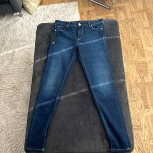 Precis fått in massor par tramarossa jeans som ligger runt 2000. Säljer dessa i 10/10 skick aldrig använda och modellen är Bianca Slim.