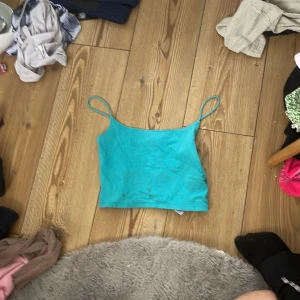 Tröja - Säljer denna snygga tröja ifrån FB sister i storlek S den är lite smutsig men vi kommer tvätta den innan den skickas