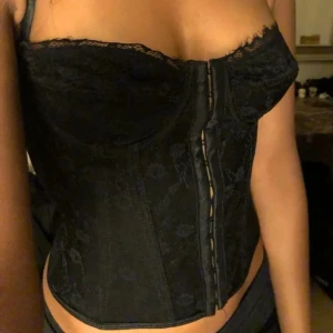 Korsett  - Svart korsett från Shein. Helt ny och oanvänd, endast testad med lapparna kvar. Nypris 159kr. Storlek S men motsvarar XS då den är liten i storleken. Tryck gärna på köp nu.